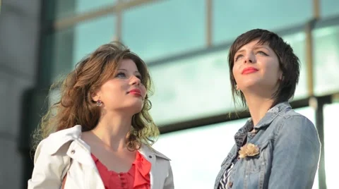 Young people enjoy exploring new town Видео 55281260