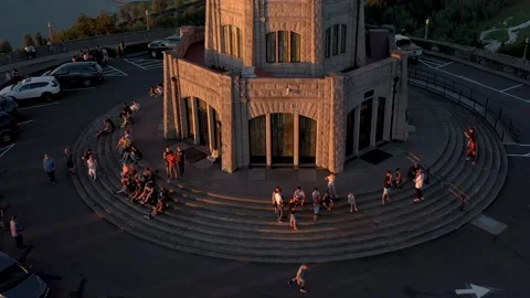 Young people having a good time at the iconic Vista House landmark outside of Stockbeeldmateriaal 212728107