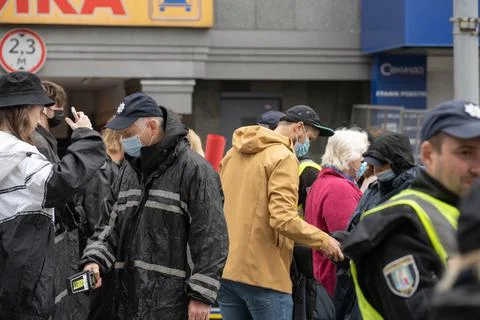 Young people head to the Pride March in the city center Stock-Fotos