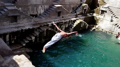 Young People Jump into the water At Toorji Ka Jhalra Stepwell 動画素材 340486853
