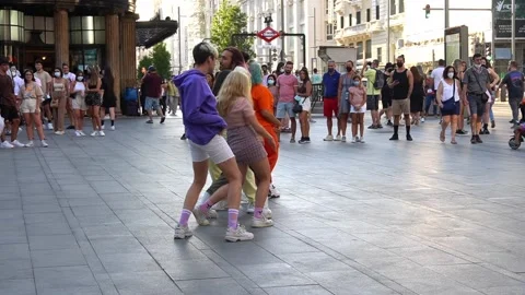 Young people from a modern dance group dancing Stock Footage 209528182