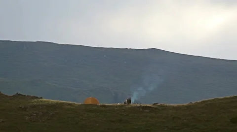 Young people starts a fire at mountain camp. Видео 44519037