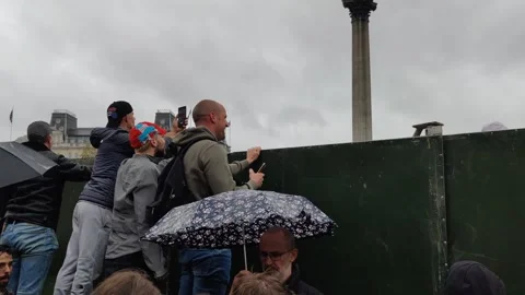 YOUNG PEOPLE TRY TO GET A GLIMPSE OF KING CHARLES CORONATION 6 MAY 2023 4K Stock-Footage 240494025