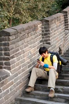 Young people using cellphone on the Great Wall Stock-Fotos