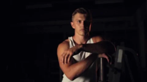 Young personal trainer posing Vidéo 77876410