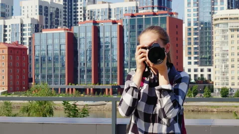 Young photographer capturing cityscape. A visual journey Video stock 312266433