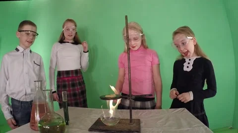 Young physicists. Fire. playing with fire. 库存影片 59869621