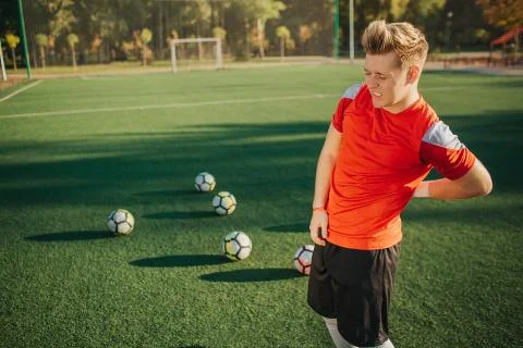 Young player has problem in back. He suffer from back pain. He stands alone on Foto stock