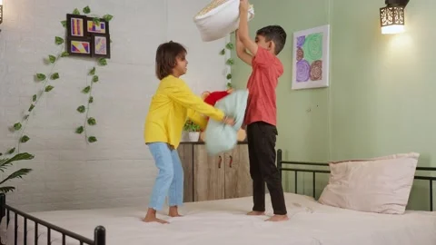Children making a donga stick fighting i, Stock Video