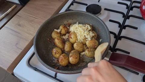 Young Potatoes Cooking In Pan. Vídeo Stock 231033573