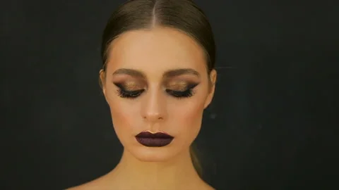 Young pretty female model posing expressively looking straight to the camera Vídeo Stock 86318108