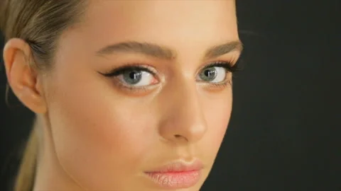 Young pretty female model posing expressively looking straight to the camera Vidéo 86319830
