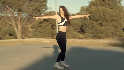 Young pretty girl rolling skating at sunset Vidéo 130740341