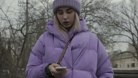 Young pretty girl with smartphone, outdoor 库存影片 83210153