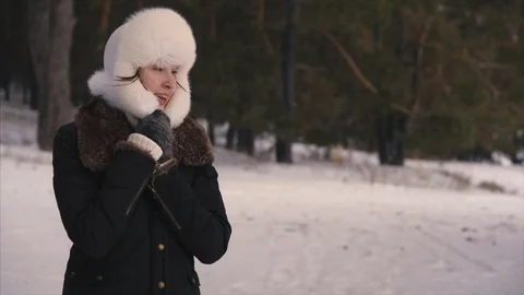 Young pretty model walking in winter forest. Lady is white fashion hat. 스톡 동영상 101855241