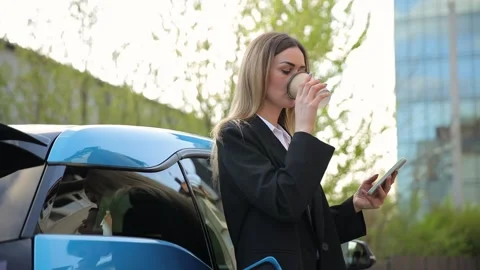 Young Professional Engaged with Technology While Enjoying the Outdoors in Urban 動画素材 312775403