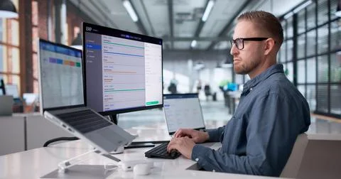 Young Professional Managing Cloud-Based ERP Software On Laptop For Business O Foto stock