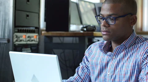 Young professional working on a computer in an office Vídeos de archivo 53464645