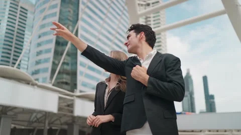 Young professionals walk through modern cityscape Vídeo Stock 345198394