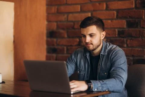 Young programmer working on a laptop in a cafe Stock-Fotos