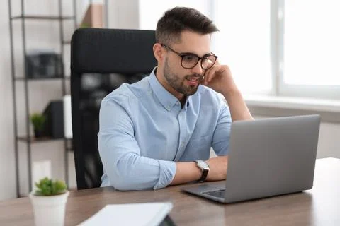 Young programmer working with laptop in office Foto stock
