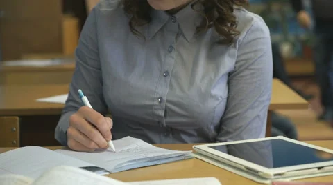 Young pupil writes in a notebook in the classroom Vídeo Stock 62565858