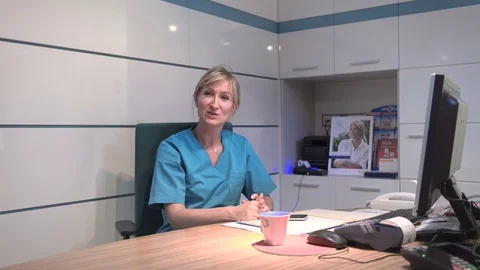 Young receptionist talking to camera. Steadicam shot. 库存影片 70306997