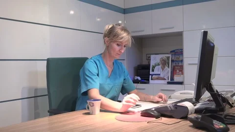 Young receptionist talking by smartphone. Steadicam shot. 库存影片 70307009