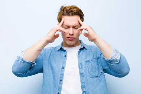 Young red head man looking concentrated, thoughtful and inspired, brainstormi Foto stock