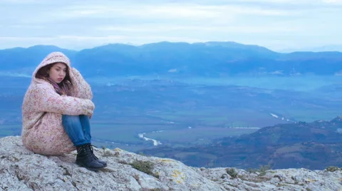 Young redhead in a natural context sat on rock, meditation, wind, cold Vidéo 56629139