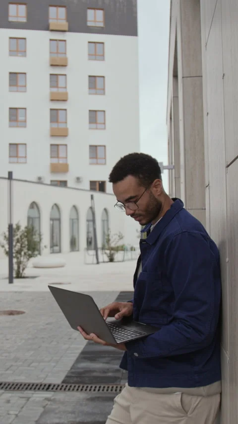Young Remote Programmer Focused on Work Vídeos de archivo 320001527