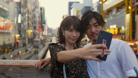 Young romantic couple on date in Bright Osaka at Sunset tourism experience fe Vídeo Stock 111541837
