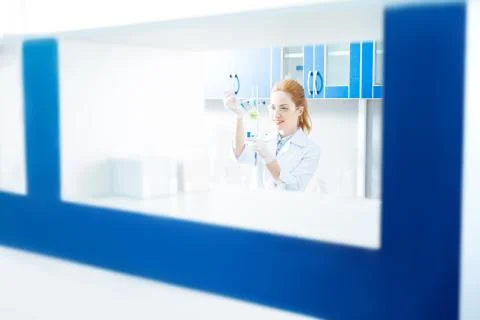 Young scientist doing experiment in laboratory Foto stock