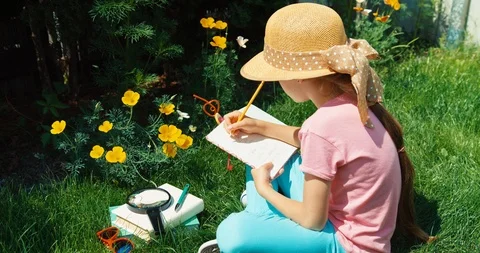 Young scientist exploring outdoors 動画素材 85731322