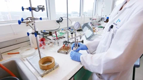 Young scientist setting up pressure experminent in a chemistry lab 스톡 동영상 231858607