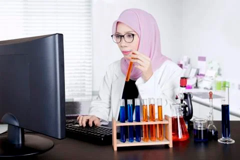 Young scientist using computer in the lab Foto stock
