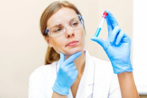 Young scientist working with samples in lab. Foto stock