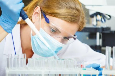 Young scientist working with samples in lab. Foto stock