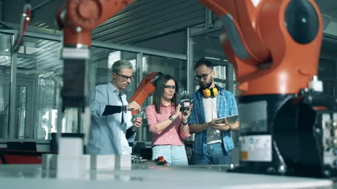 Young scientists are examining robotic elements Video stock 131547572