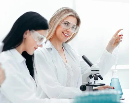 Young scientists are testing the liquid in the laboratory 스톡 사진