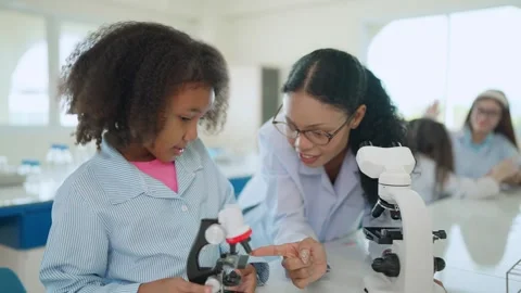 Young Scientists in the Lab 库存影片 337158826