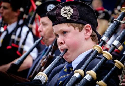 A young Scottish piper marching down the Royal Mile in Edinburgh, Scotland du Stock Photos