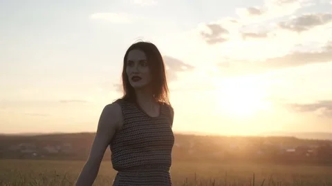 Young sensual model in field 库存影片 78383154