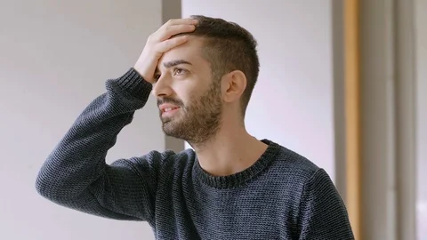 Young serious man slapping his forehead expressing forgetfulness Vídeo Stock 121415817