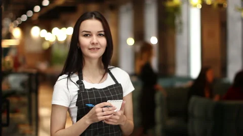 Young server taking order with attention 動画素材 85502173