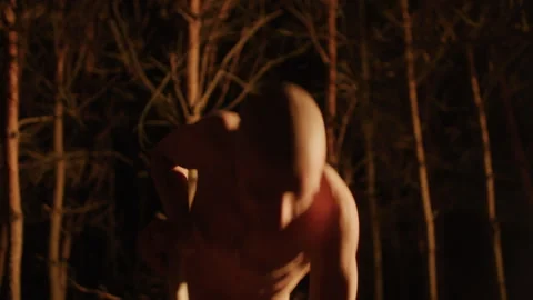 Young shirtless bald Man Digging a Grave with a Shovel in the forest Vidéo 259108933