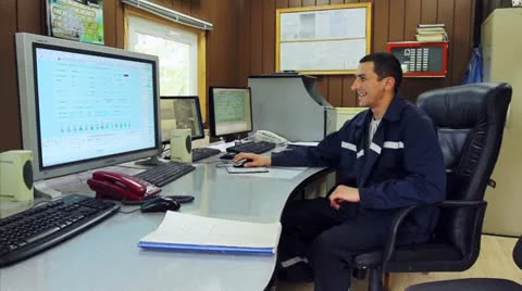 Young Smiling Engineer Vídeo Stock 11298888