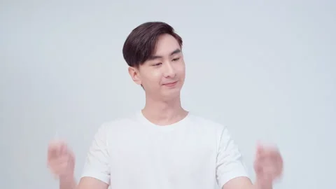 Young smiling man holding invisalign braces over white background studio, den 库存影片 201669907