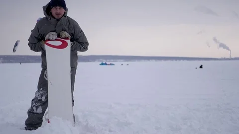 Young snowboarder on a background kaytsrefing, talking with the people behind Video stock 71321694