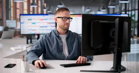 Young Software Developer Strategizes Agile Project Timeline On Computer Using Foto stock